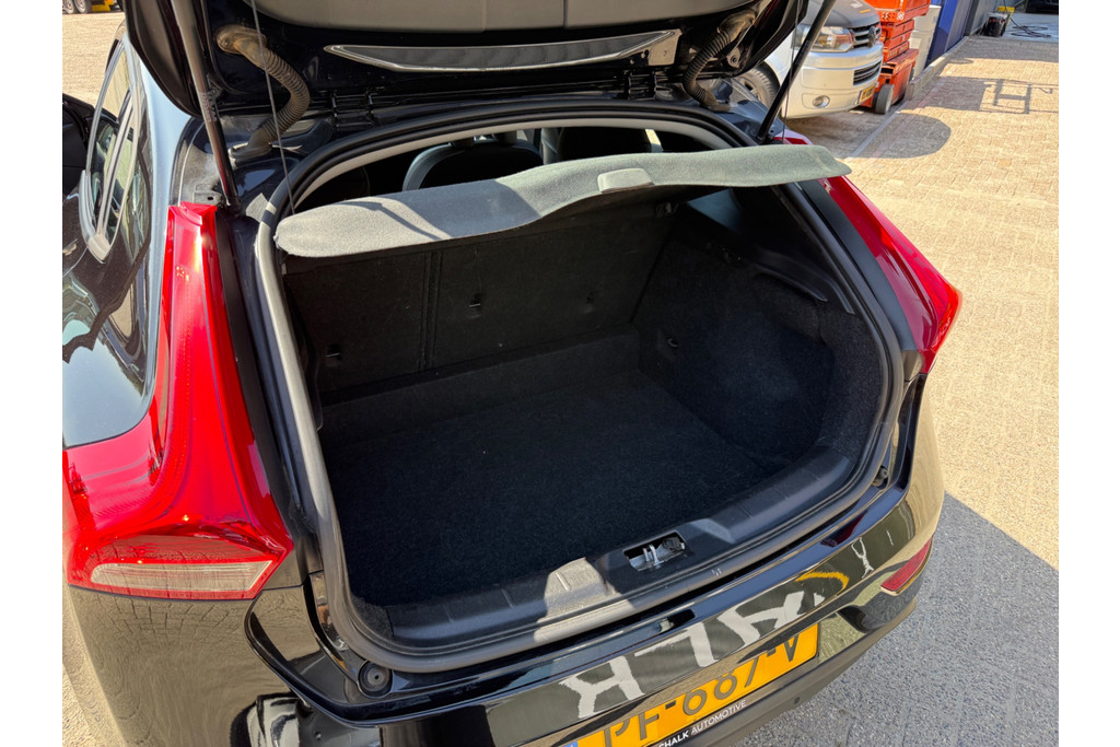 Volvo V40 2.0 D2 Nordic+|NAP|Trekhaak|Nette auto|Nieuwe APK 53927230-4.jpg | Schalk Automotive